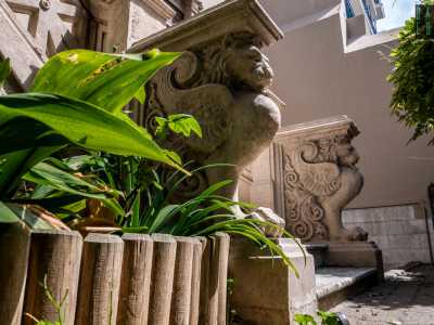 ...una figura ripresa dai grifoni reggimensole dei tavoli marmorei di Pompei...
